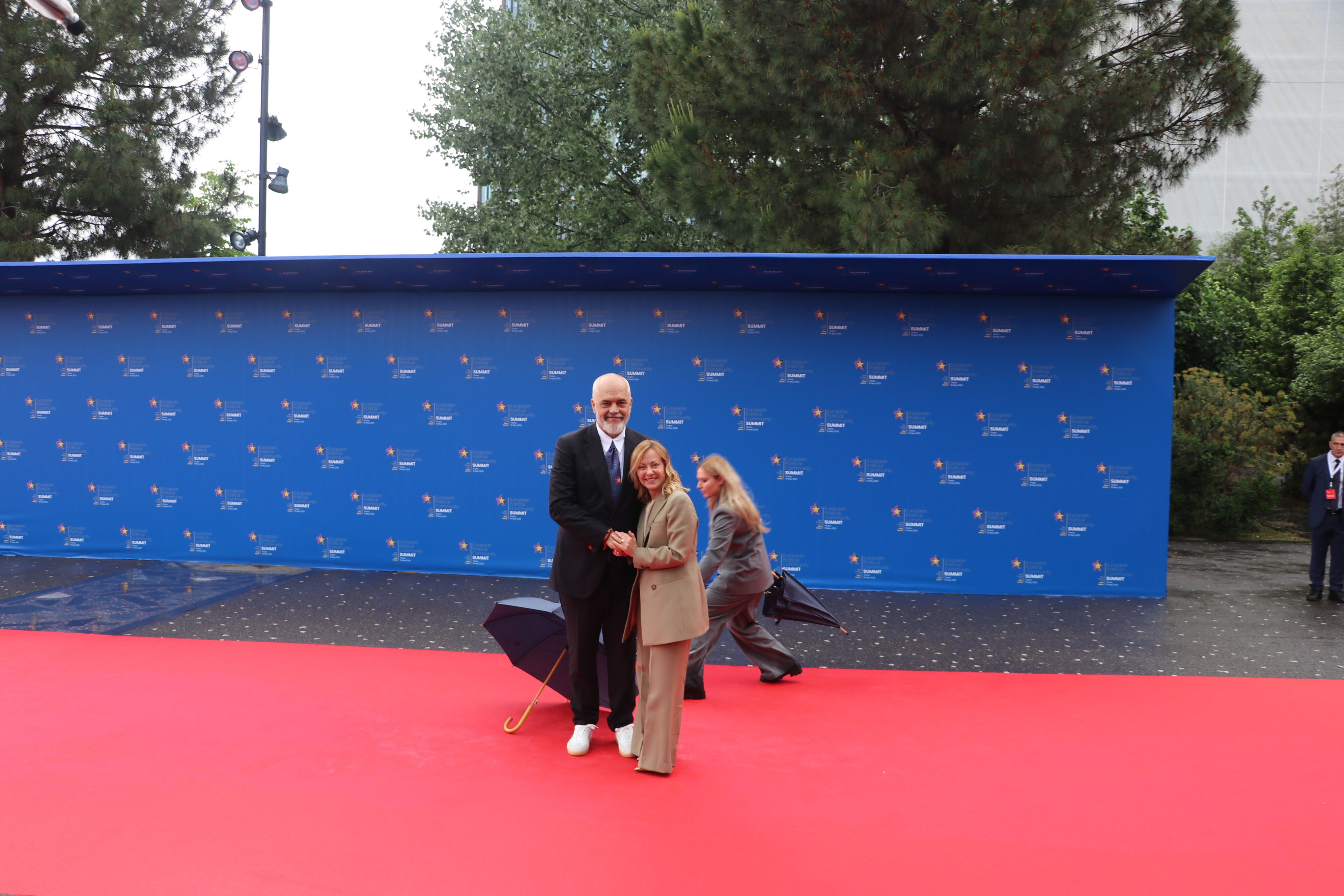 Arnavutluk Başbakanı'ndan eşi görülmemiş jest! Meloni'yi görünce diz çöktü - 3. Resim