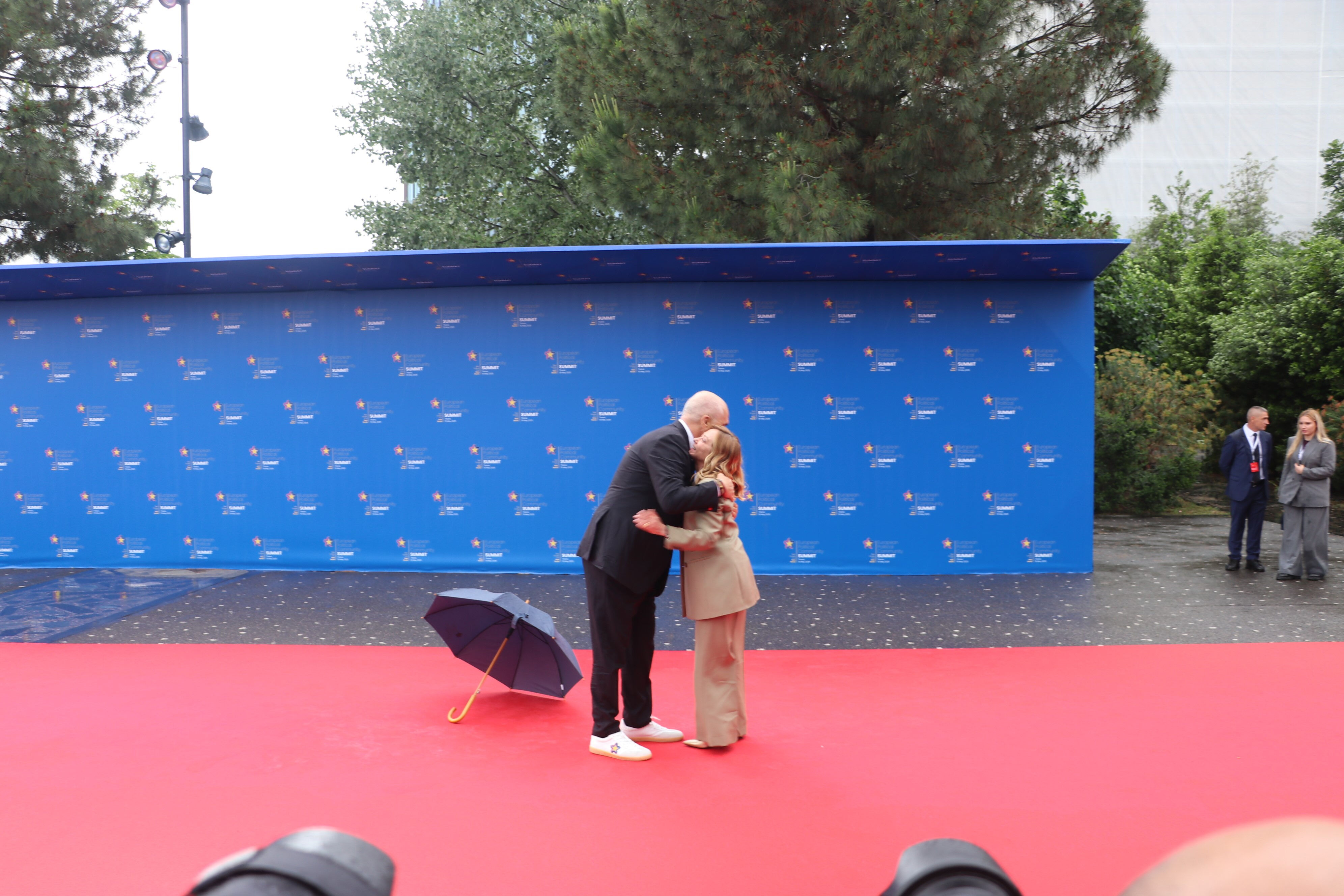 Arnavutluk Başbakanı'ndan eşi görülmemiş jest! Meloni'yi görünce diz çöktü - 1. Resim