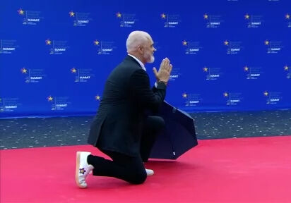 Arnavutluk Başbakanı'ndan eşi görülmemiş jest! Meloni'yi görünce diz çöktü - 2. Resim