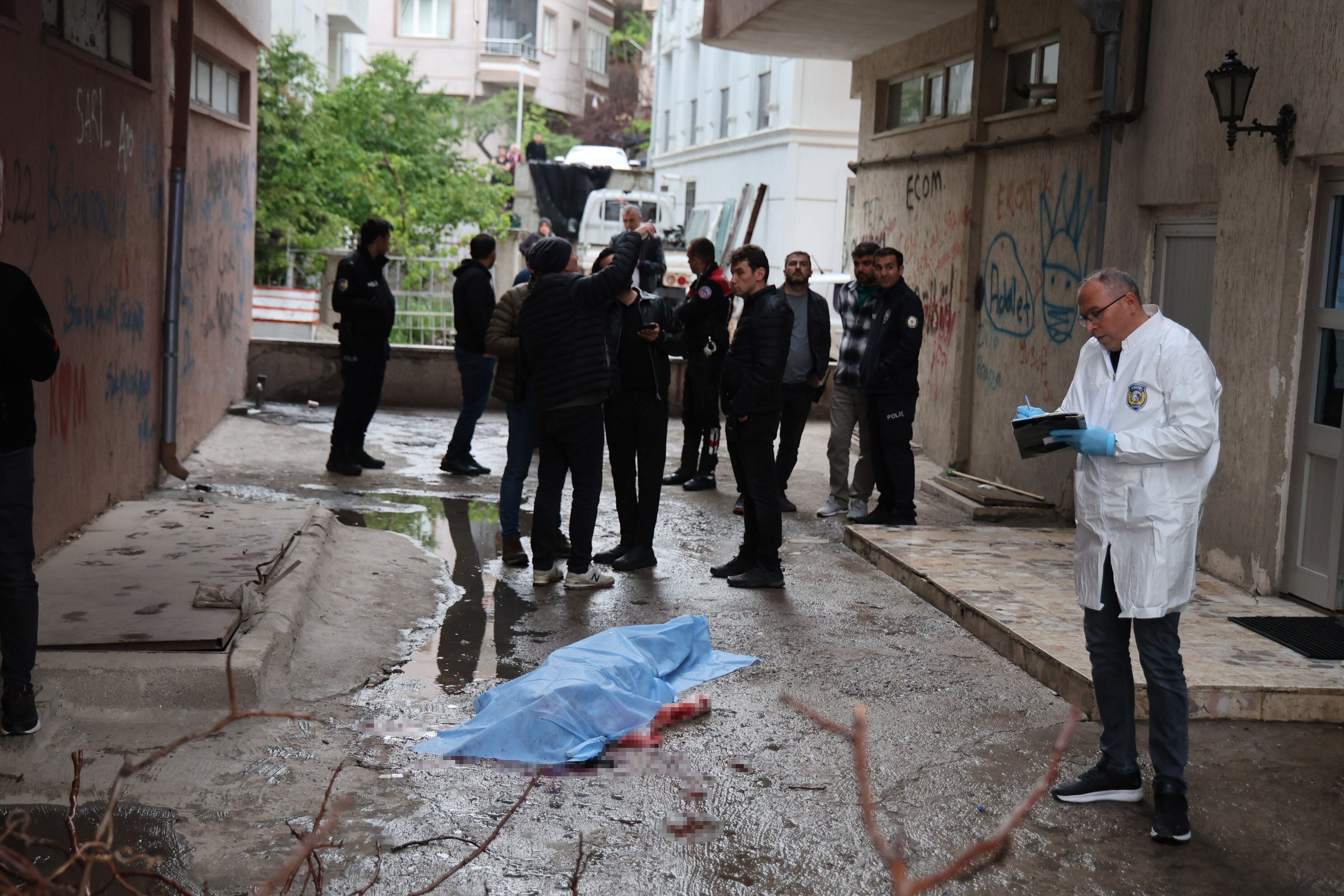 Balkondan düşüp öldüğü söylenmişti! Kocasından kaçmak için atladığı ortaya çıktı - 1. Resim