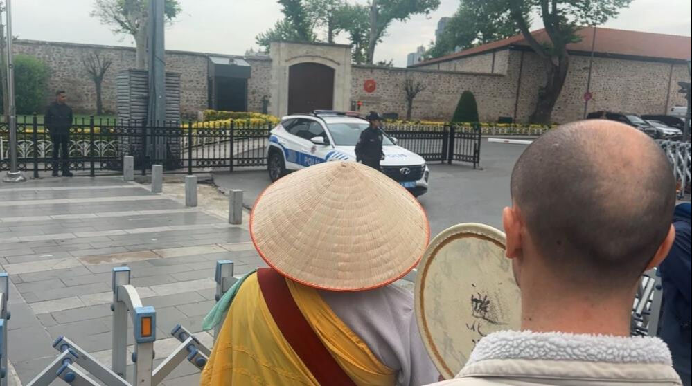 Dolmabahçe'de ilginç görüntü! Anlaşma sağlanması için dua etti - 1. Resim