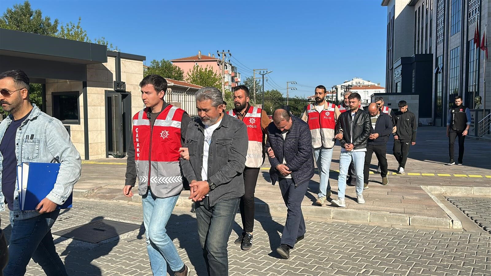 Emekli öğretmeni 25 milyon TL dolandırdılar! 7 vurguncu tutuklandı - 2. Resim