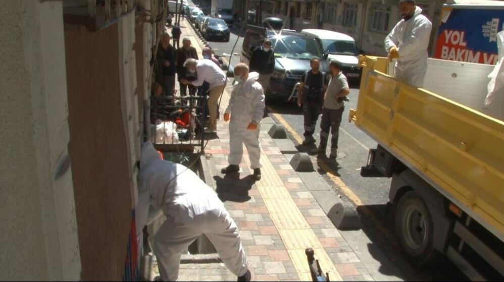 Esenler'de yeni bir 'çöp ev' vakası! 11 kamyon dolusu 4 ton çöp çıktı - 3. Resim