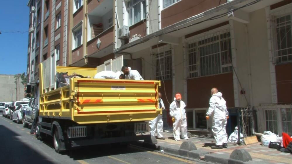 Esenler'de yeni bir 'çöp ev' vakası! 11 kamyon dolusu 4 ton çöp çıktı - 5. Resim