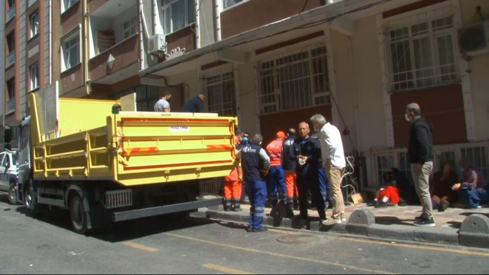 Esenler'de yeni bir 'çöp ev' vakası! 11 kamyon dolusu 4 ton çöp çıktı - 2. Resim