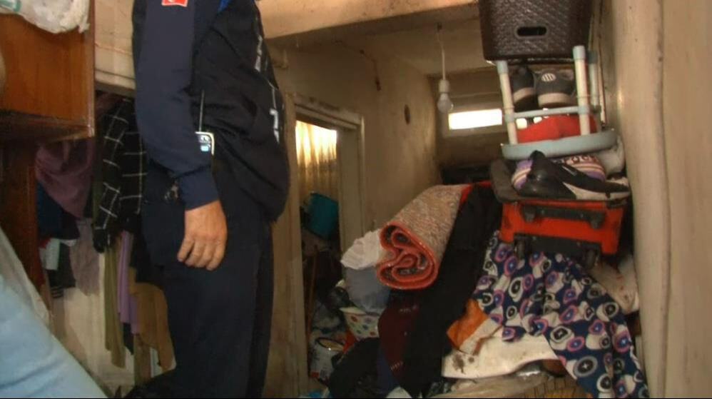 Esenler'de yeni bir 'çöp ev' vakası! 11 kamyon dolusu 4 ton çöp çıktı - 1. Resim