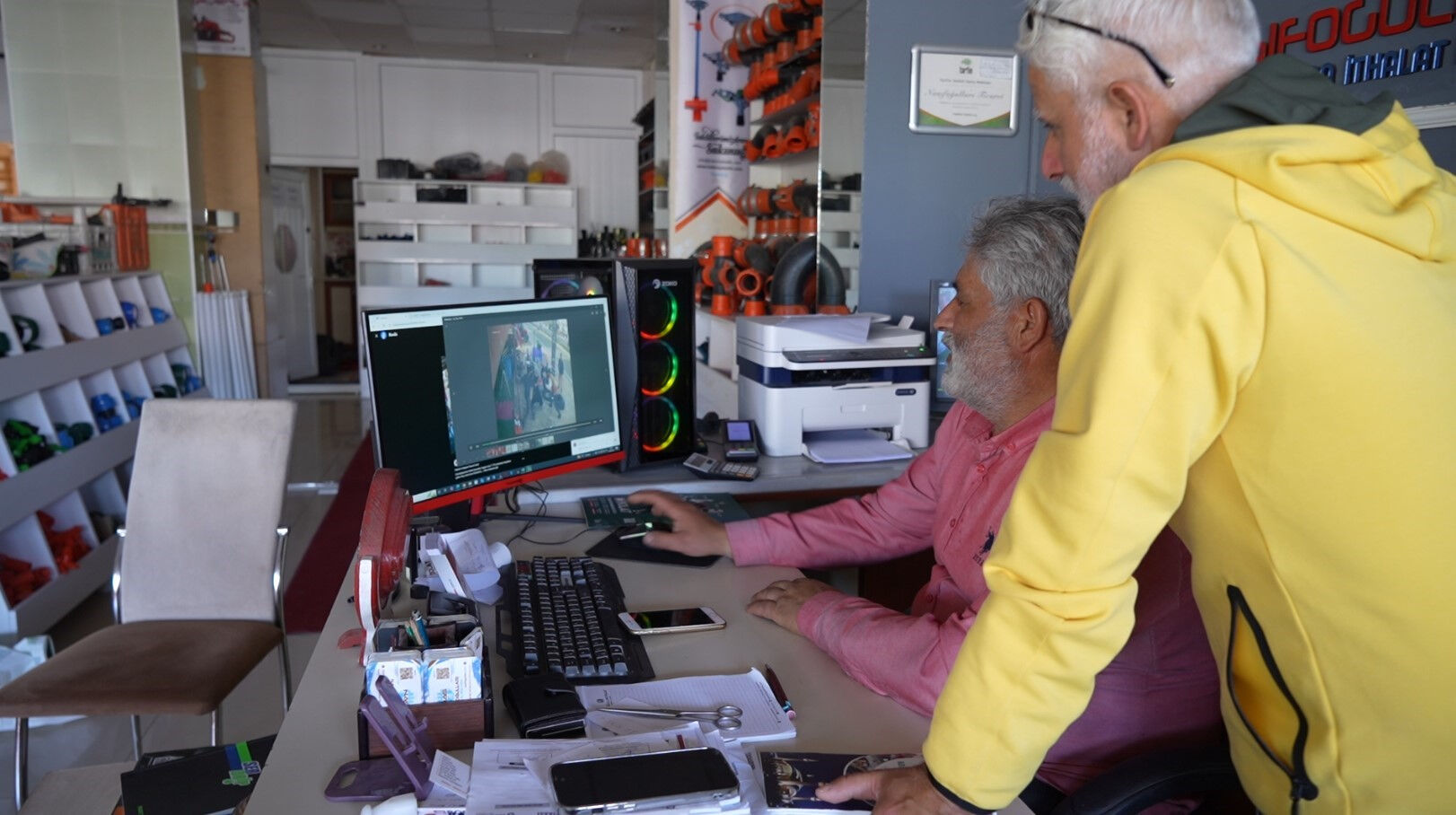 Esnaftan büyük kahramanlık! Canını hiçe saydı, kadına saldıran adamın üzerine atladı - 2. Resim