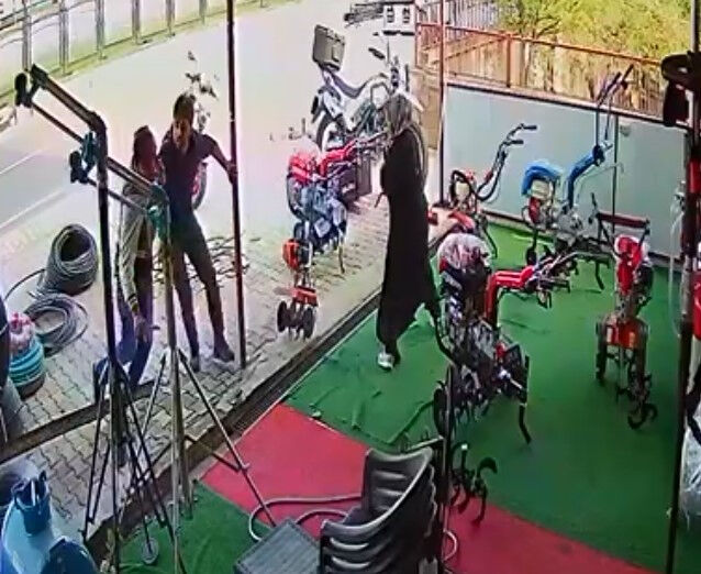 Esnaftan büyük kahramanlık! Canını hiçe saydı, kadına saldıran adamın üzerine atladı - 1. Resim