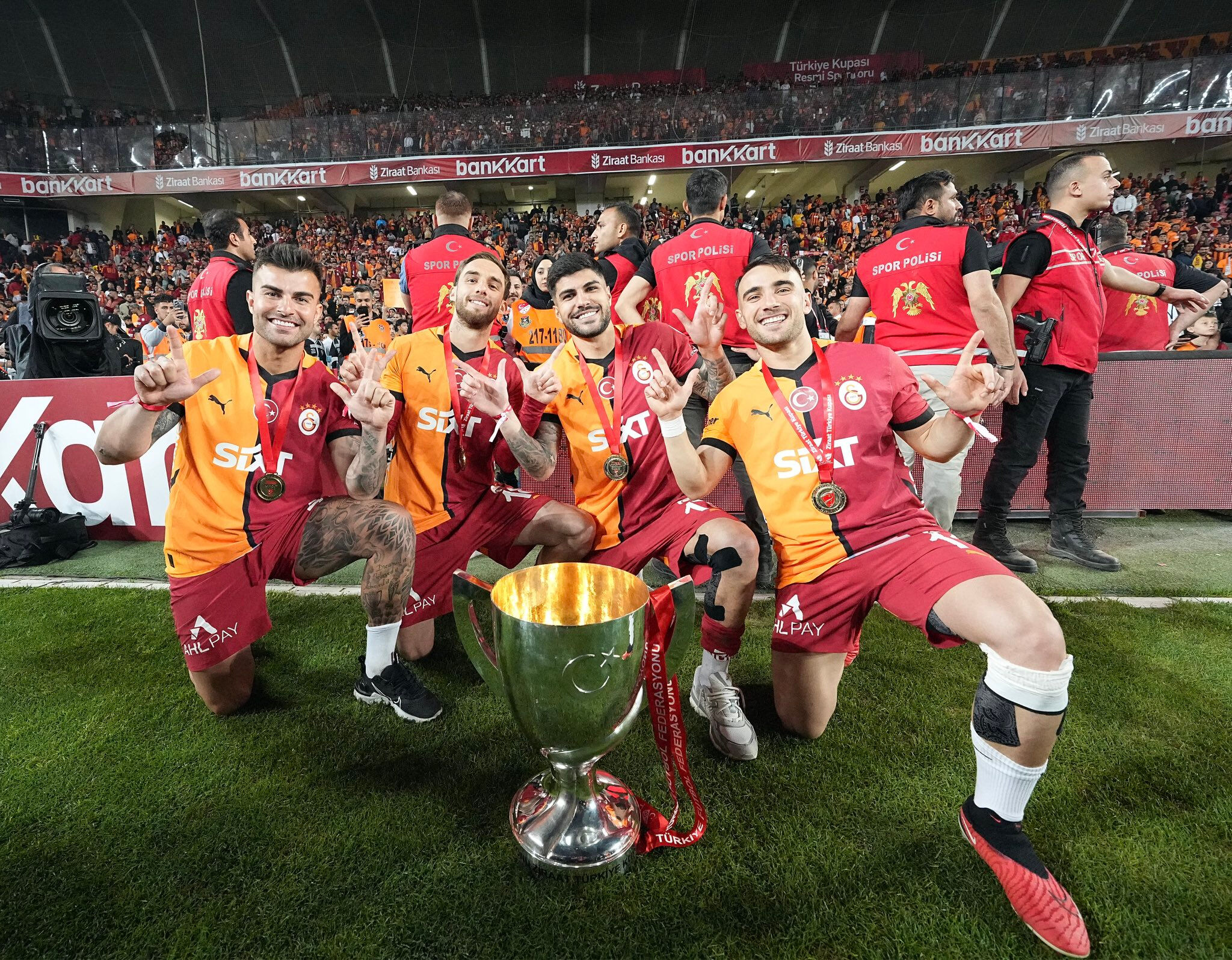 Galatasaray'da beş günde iki zafer birden: Beş yıldızlı çifte kutlama - 1. Resim