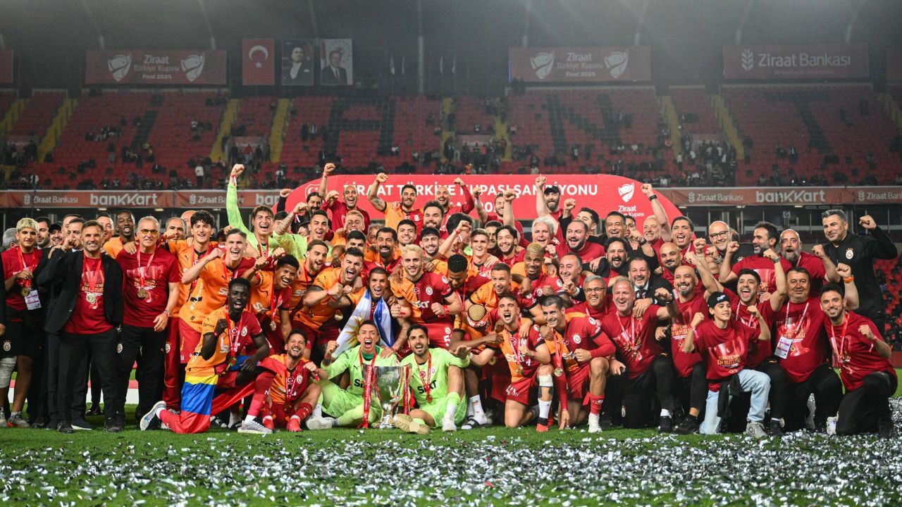 Galatasaray'da beş günde iki zafer birden: Beş yıldızlı çifte kutlama Galatasaray'da beş günde iki zafer birden: Beş yıldızlı çifte kutlama