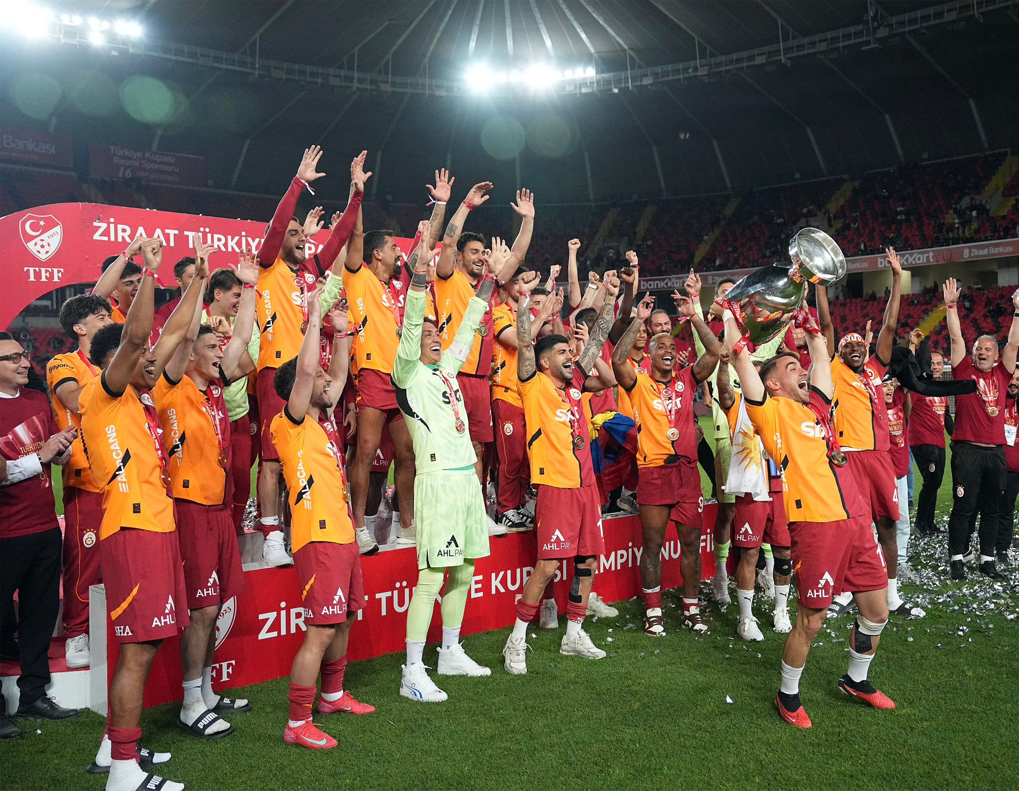 Galatasaray'da beş günde iki zafer birden: Beş yıldızlı çifte kutlama - 2. Resim