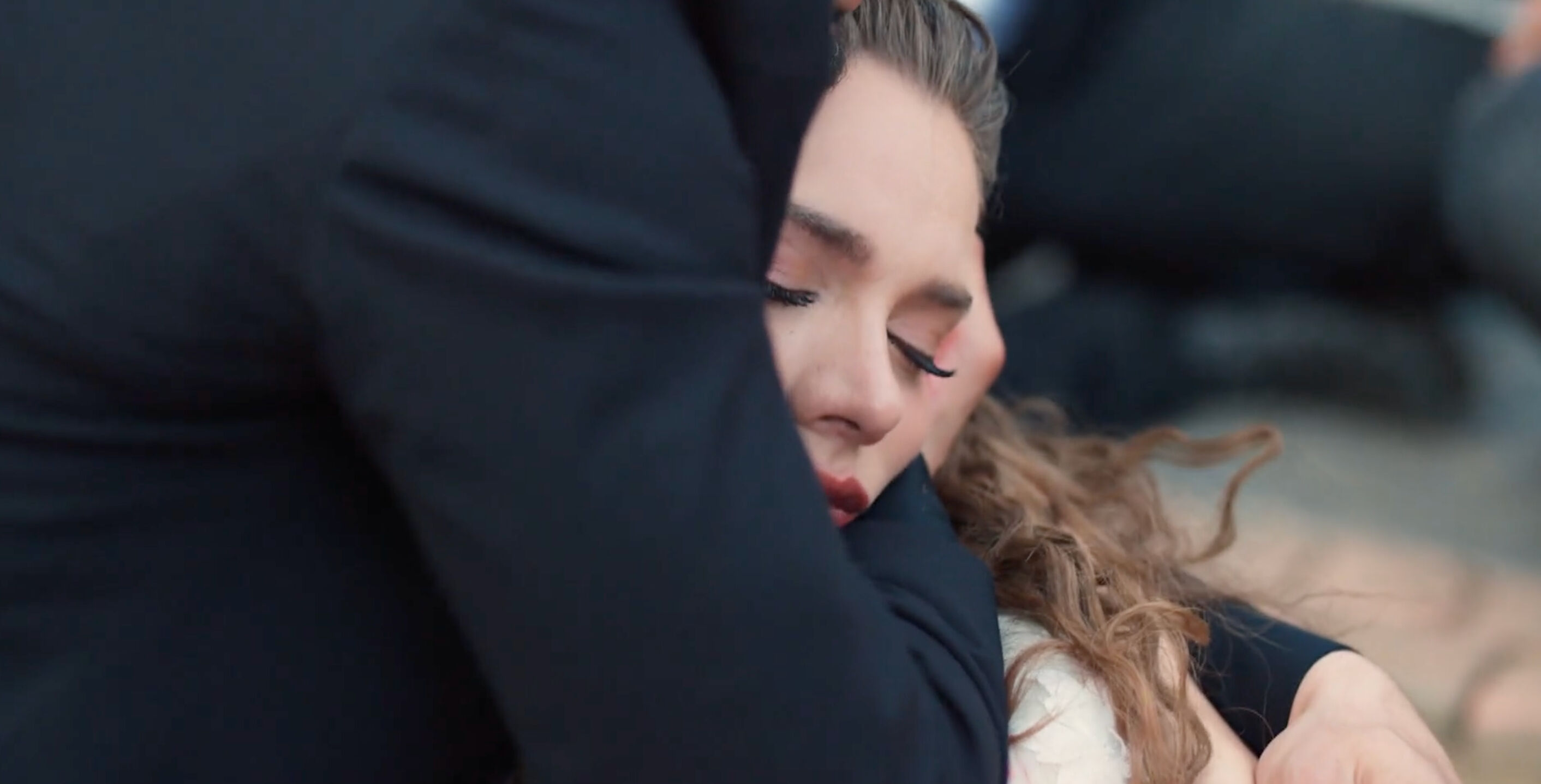 Hudutsuz Sevda Zeynep diziden ayrılıyor mu? Hudutsuz Sevda'da yeni dönem başlıyor! - 2. Resim