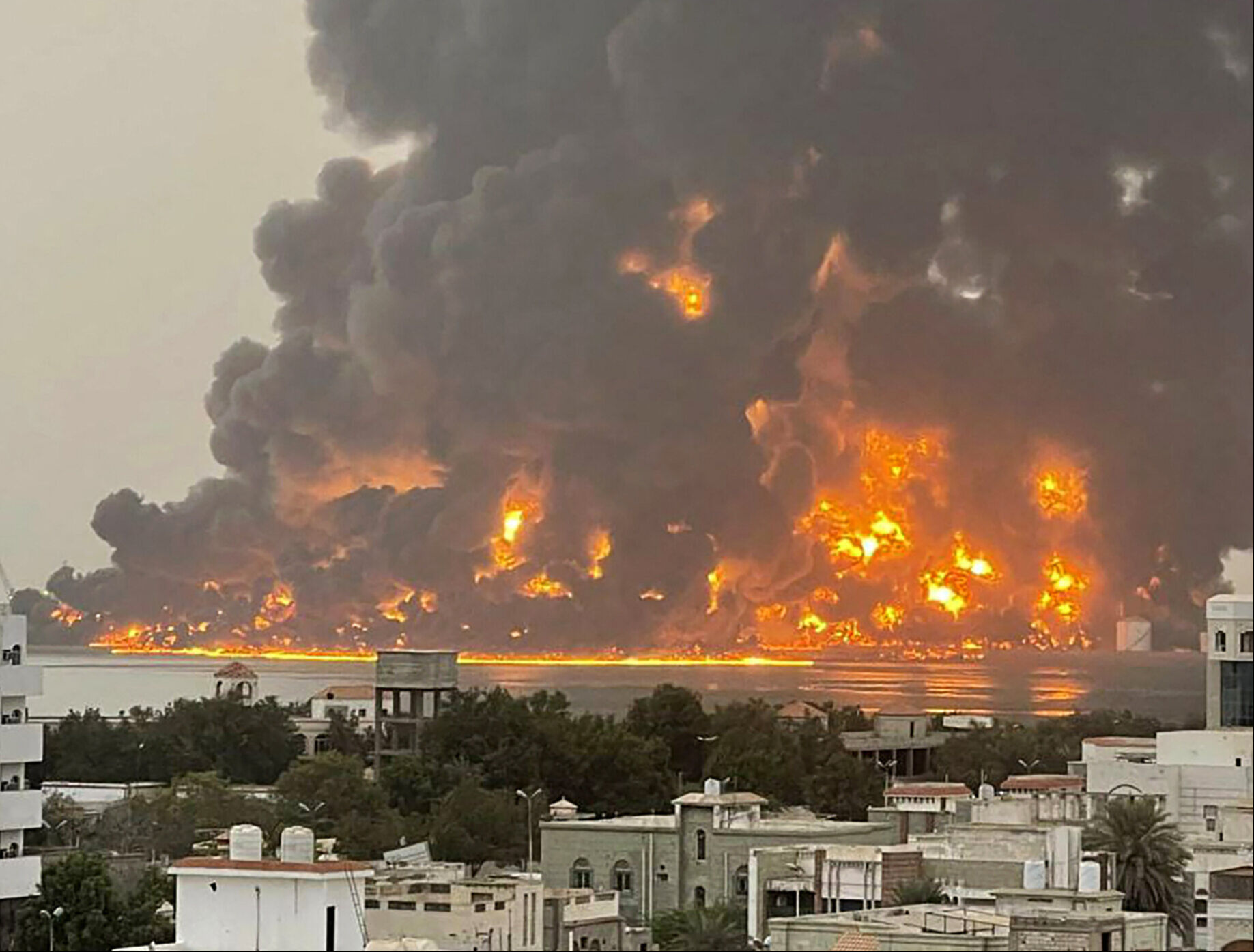 İsrail'den Yemen'e saldırı! İki limana bomba yağdı - 1. Resim