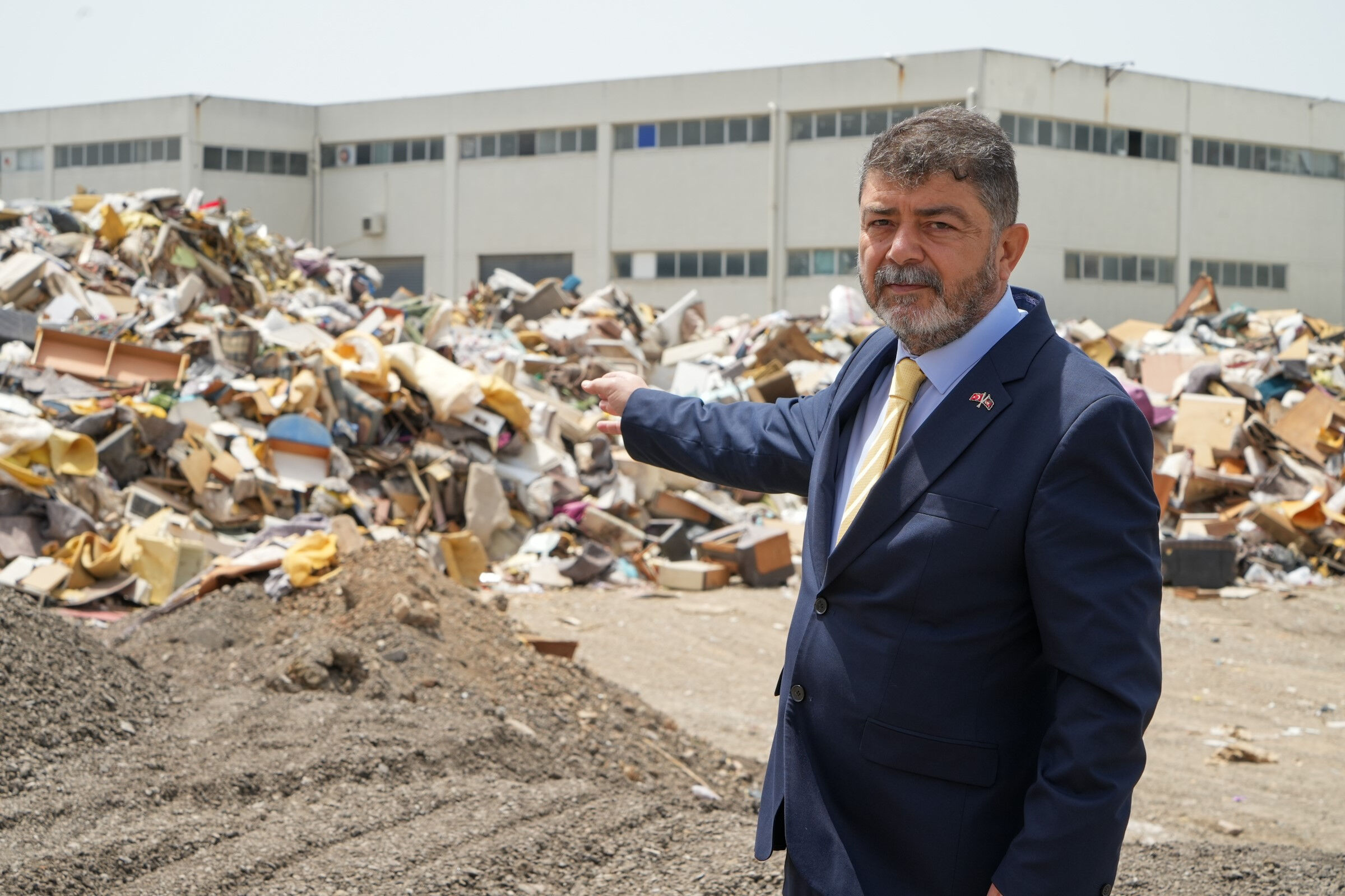 İzmir'de çöpler dağ oldu, meclis üyesi CHP'li belediyeyi istifaya çağırdı - 1. Resim