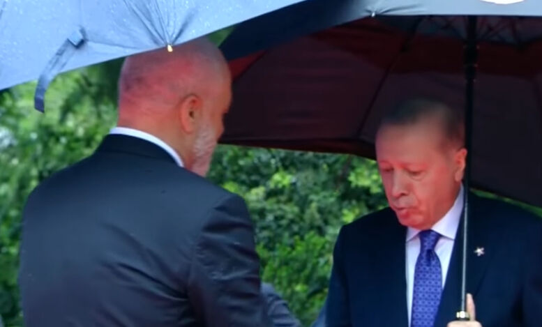 Karşılamaya damga vuran ayakkabılar! Cumhurbaşkanı Erdoğan görünce kendini tutamadı - 1. Resim