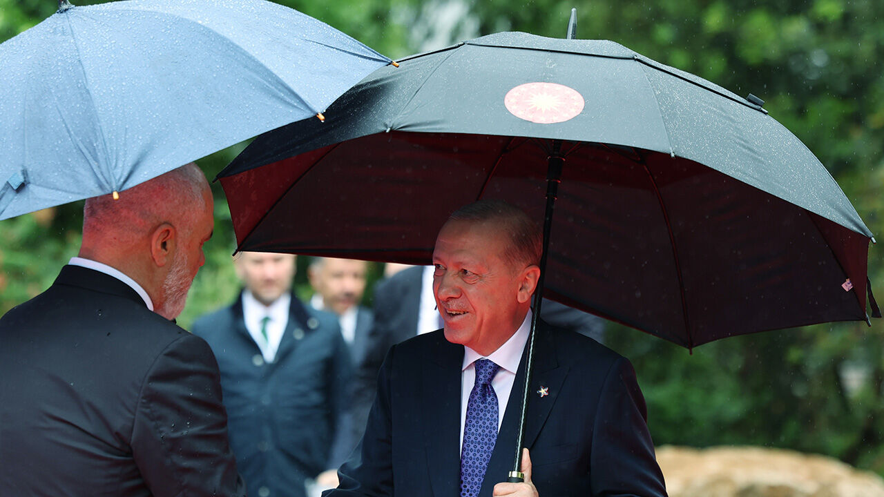 Karşılamaya damga vuran ayakkabılar! Cumhurbaşkanı Erdoğan görünce kendini tutamadı - 3. Resim