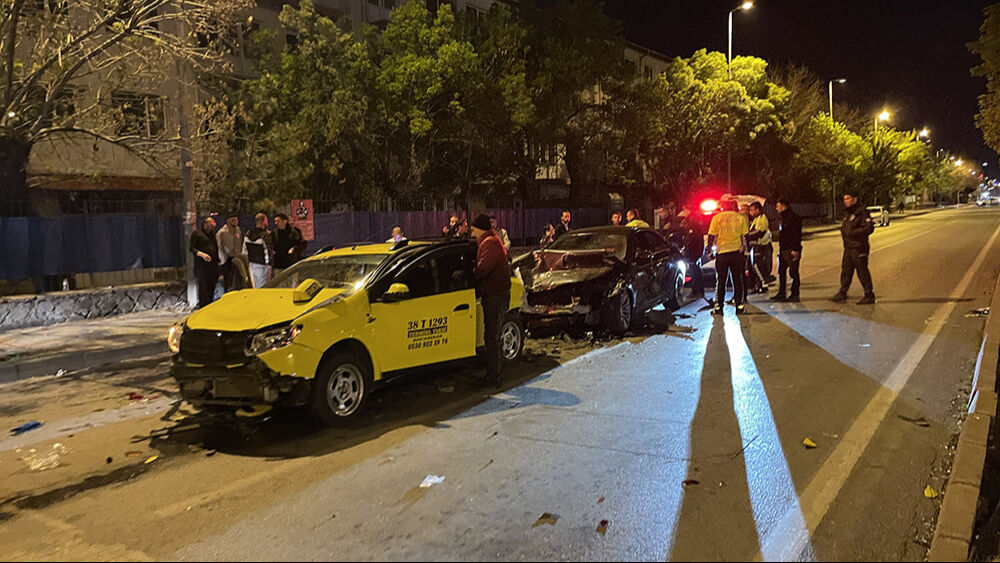 Kayseri'deki zincirleme kazada 5 kişi yaralandı! - 1. Resim