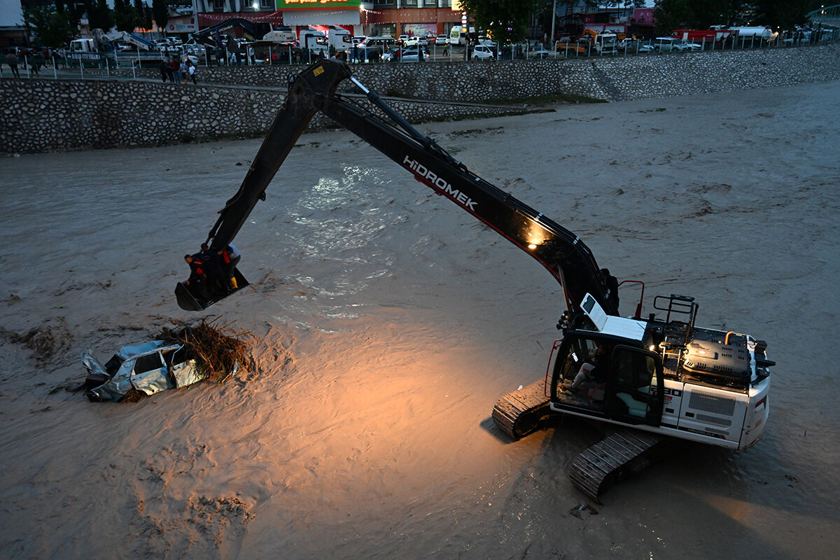 Osmaniye'de sel! Bülbül Deresi taştı: Araçlar sular altında kapıldı - 3. Resim