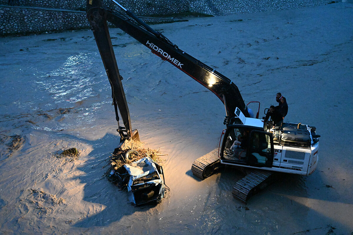 Osmaniye'de sel! Bülbül Deresi taştı: Araçlar sular altında kapıldı - 2. Resim