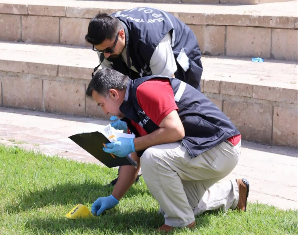 Parkta tabancayla vurulmuş halde bulundu! 