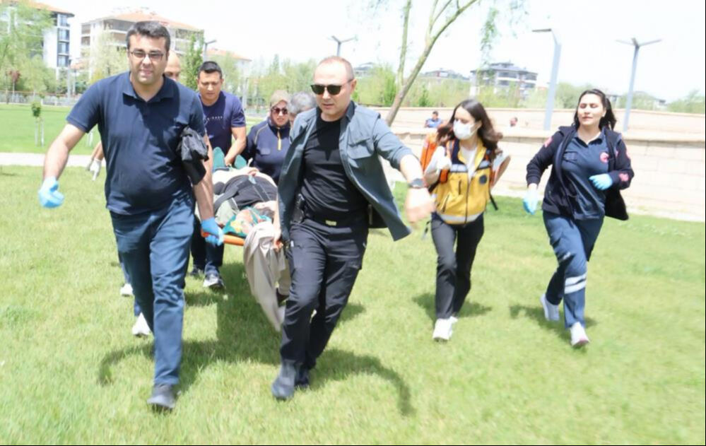 Parkta tabancayla vurulmuş halde bulundu! 