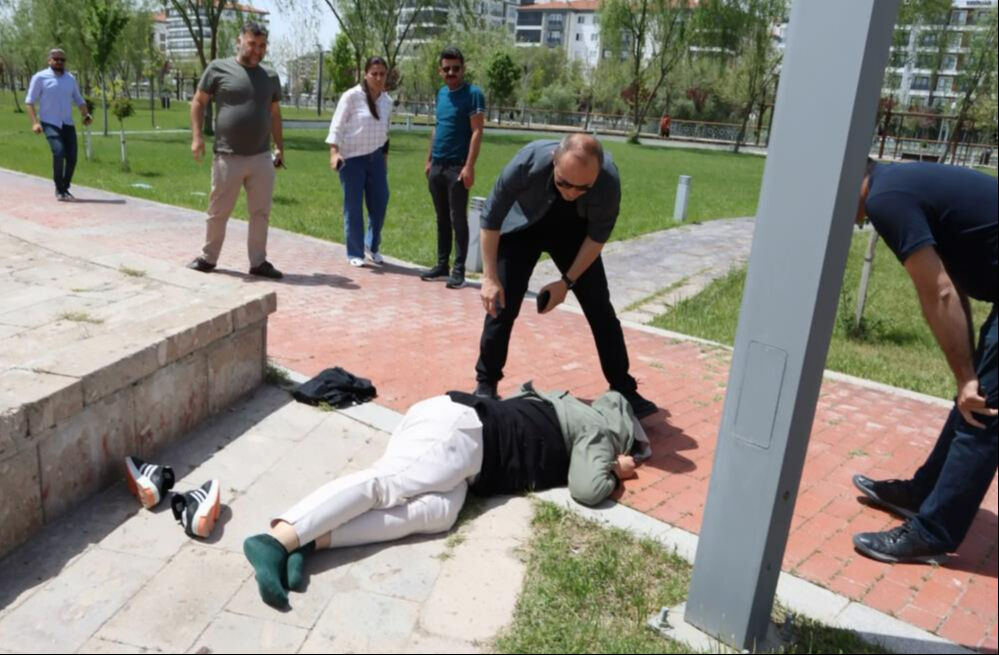 Parkta tabancayla vurulmuş halde bulundu! 