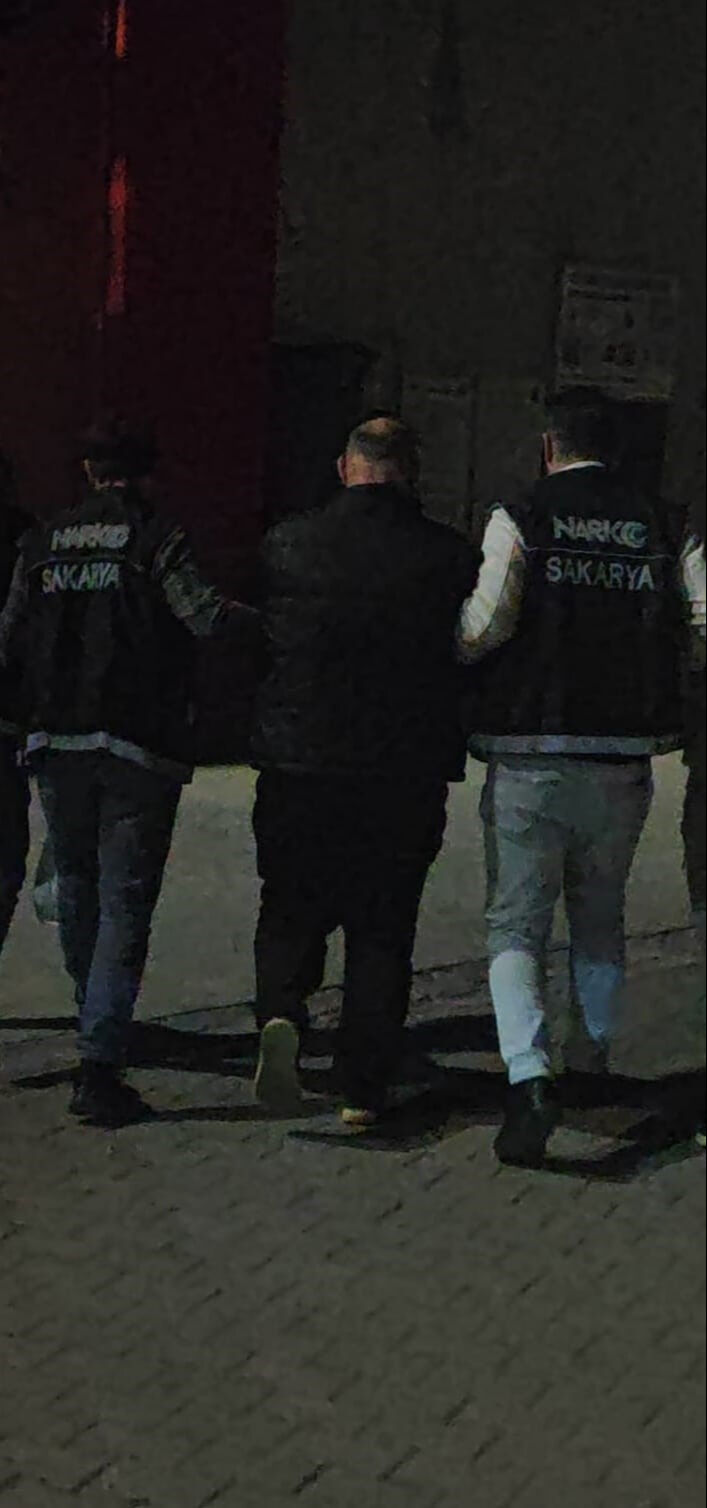 Peruk taktı, aile süsü verdi! Sahte kimlik ve pasaport ile yakalandı - 2. Resim