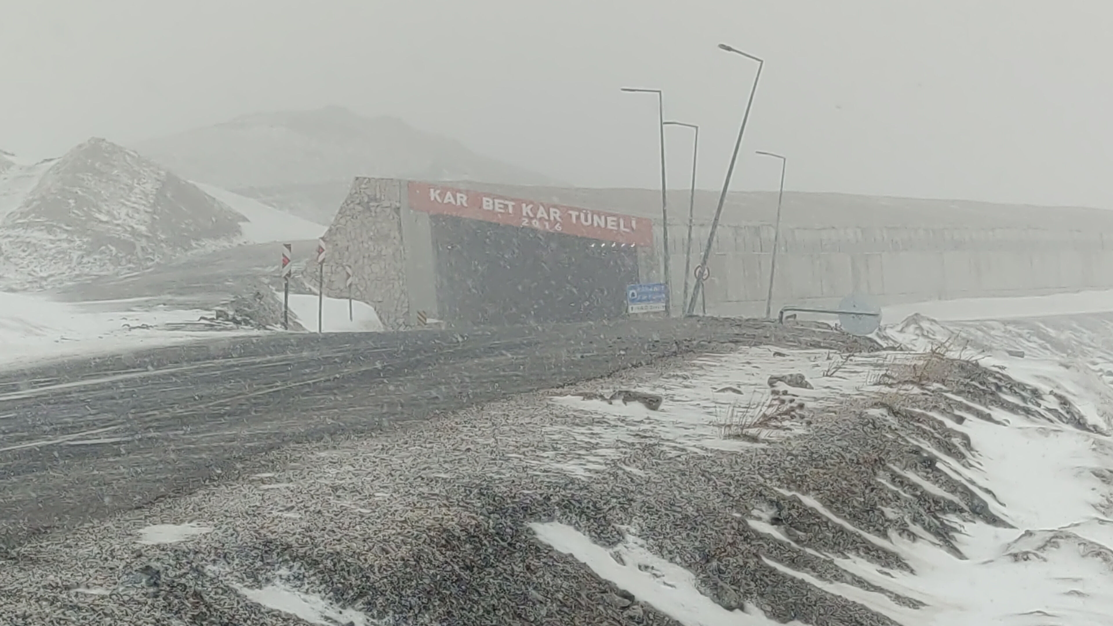 Termometreler 0 dereceyi gördü, lapa lapa kar yağdı - 1. Resim