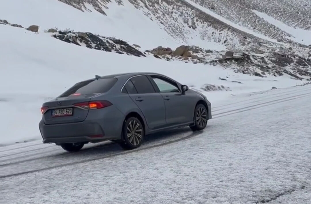 Termometreler 0 dereceyi gördü, lapa lapa kar yağdı - 2. Resim