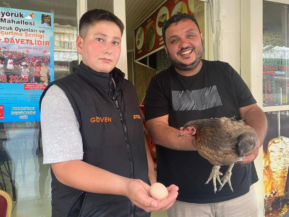 Yumurtlamak için dönerciyi seçti: Tavuğun cesaretine hayran kaldım! - 1. Resim