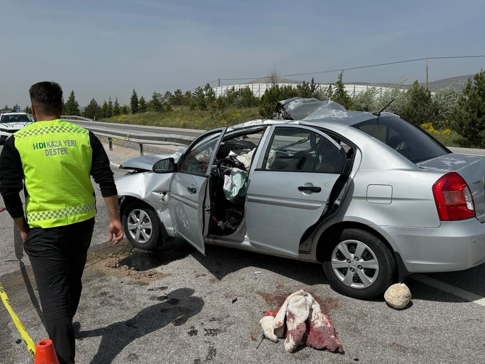 Afyonkarahisar'da feci kaza! Otomobil, tıra arkadan çarptı: Ölü ve yaralılar var - 1. Resim