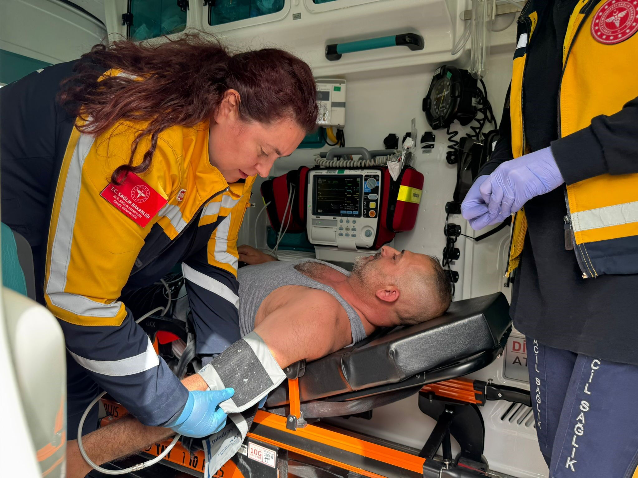 Akıllara durgunluk veren olay! Küçücük bir arı yüzlerce kişiyi mağdur etti - 2. Resim