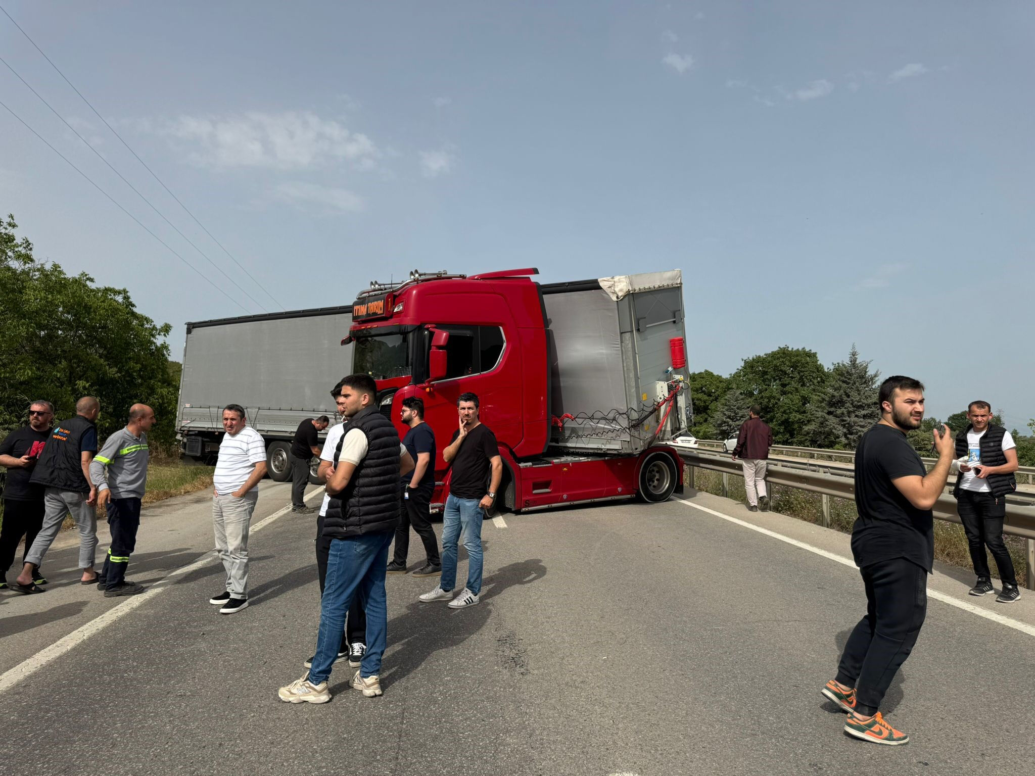 Akıllara durgunluk veren olay! Küçücük bir arı yüzlerce kişiyi mağdur etti - 4. Resim