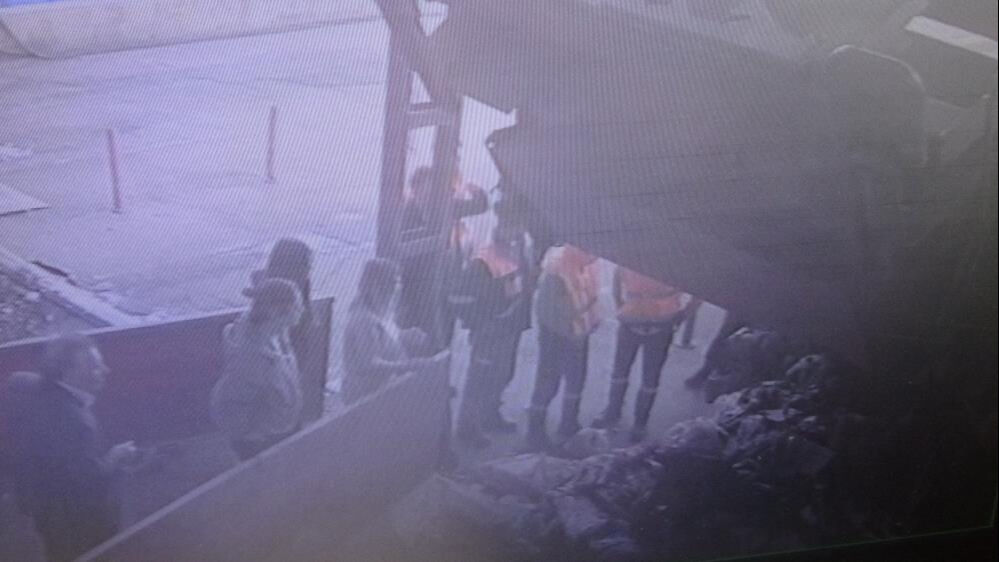 Annesinden hatıra kolye yanlışlıkla çöpe atıldı! Tonlarca atığın arasında saatler sonra sevindi - 1. Resim