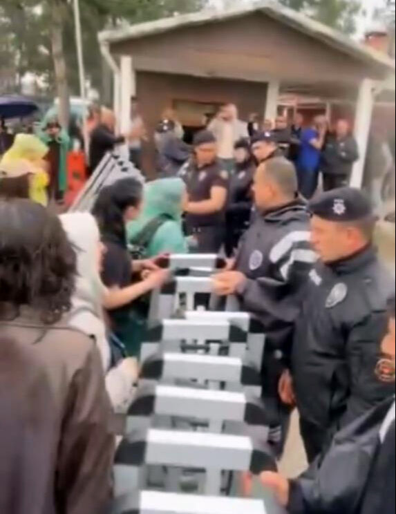 Barınaktaki görüntülere tepki yağıyor! Protestoda gergin anlar - 1. Resim