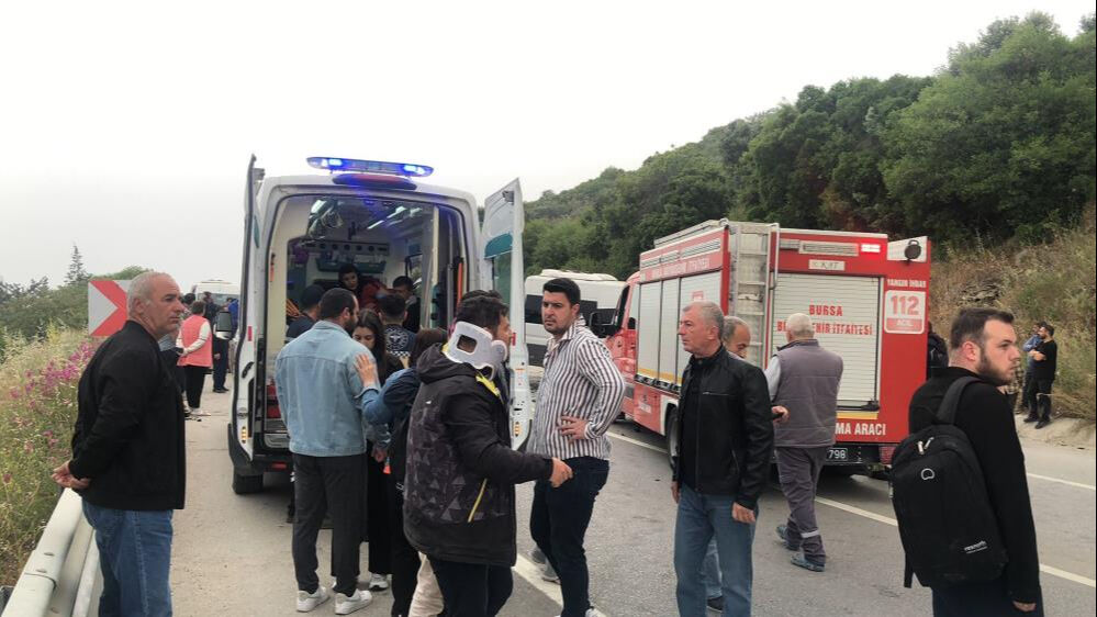 Bursa'da minibüs ile otomobil çarpıştı! Kaza sonrası iki taraf birbirine girdi: 12 yaralı - 1. Resim