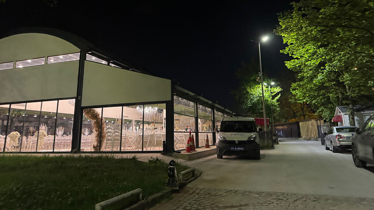 Düğün salonunda akılalmaz 'disko topu' faciası! Gelin dahil 3 kişi yaralandı - 1. Resim