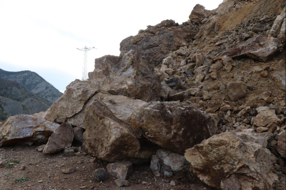 Erzurum'da heyelan! Dev kayalar yolu ulaşıma kapattı - 1. Resim