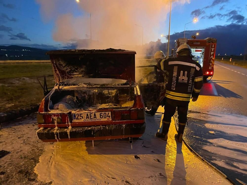 Erzurum'da yanan araç küle döndü! Erzurum'da yanan araç küle döndü! - 2. Resim