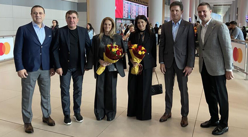 Galatasaray efsaneleri Hagi ve Popescu, UEFA Kupası zaferi için İstanbul'da - 2. Resim