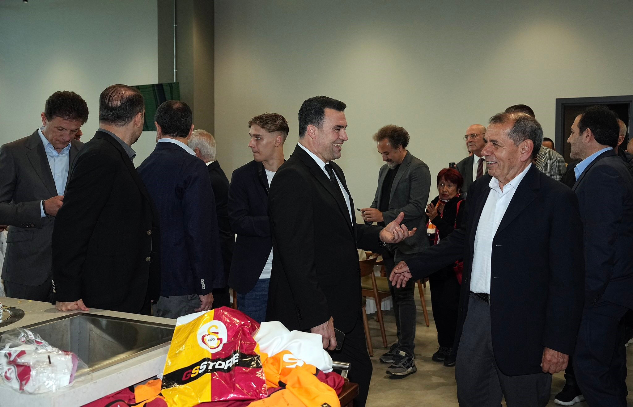 Galatasaray'ın UEFA zaferinin 25. Yılında efsaneler buluştu! - 1. Resim