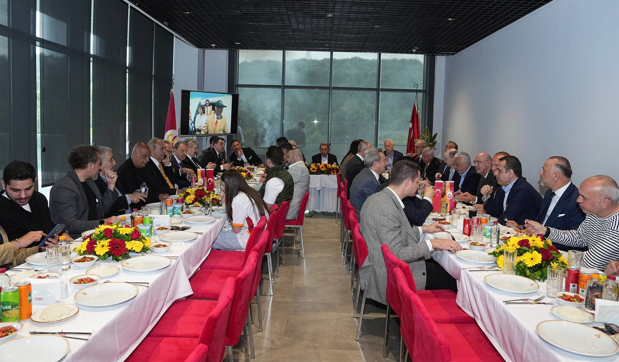 Galatasaray'ın UEFA zaferinin 25. Yılında efsaneler buluştu! - 3. Resim