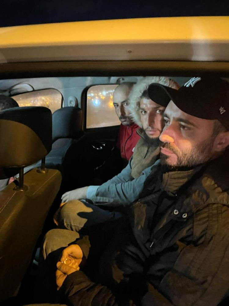 Hatay'da bagajlardan kaçak göçmen çıktı! Araçlara el konuldu - 1. Resim