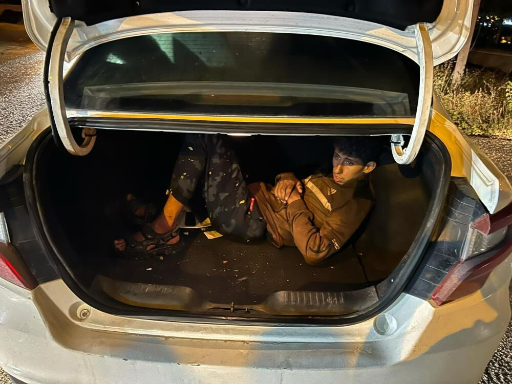 Hatay'da bagajlardan kaçak göçmen çıktı! Araçlara el konuldu - 4. Resim