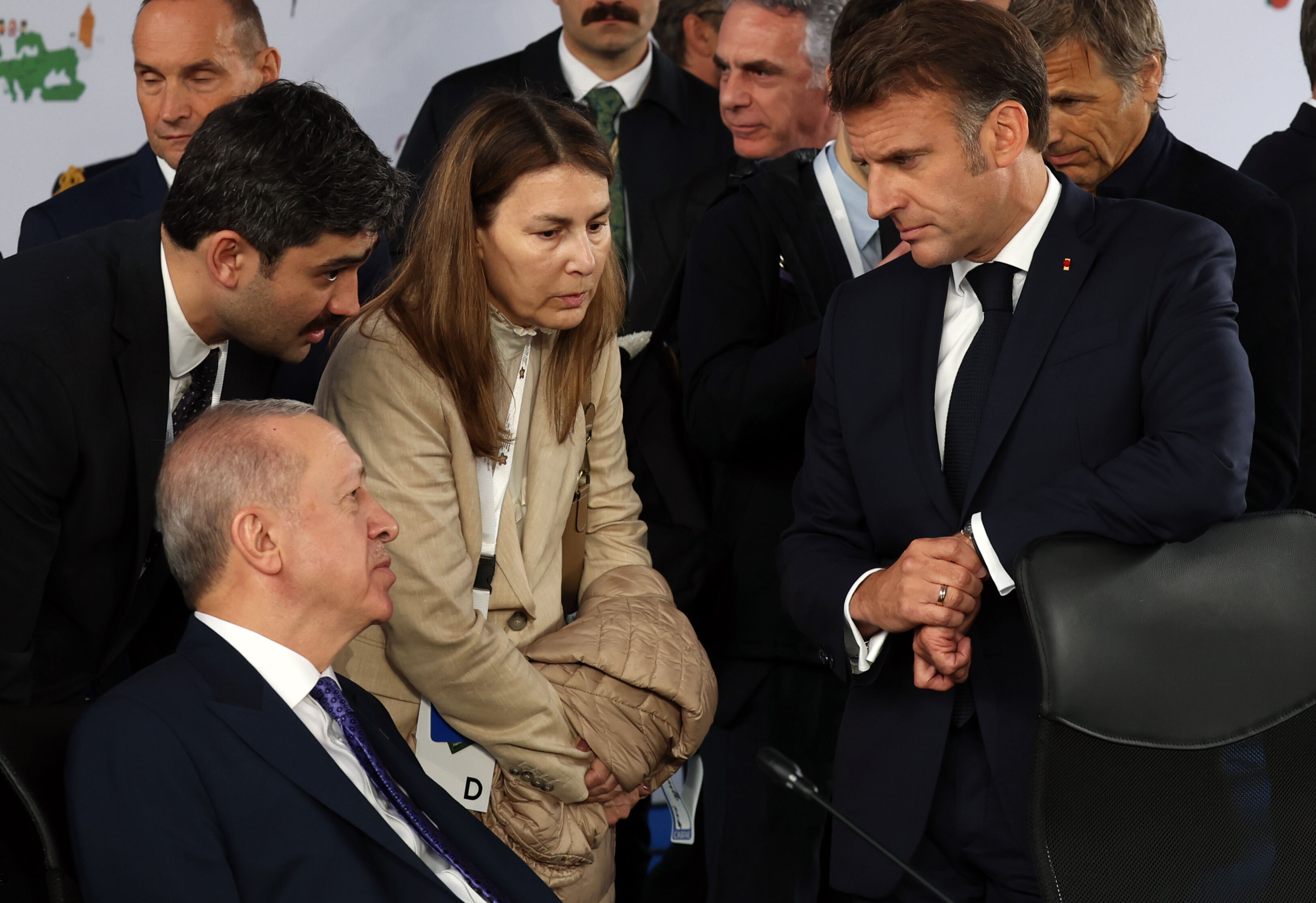 Macron'un üstünlük kurma çabasına