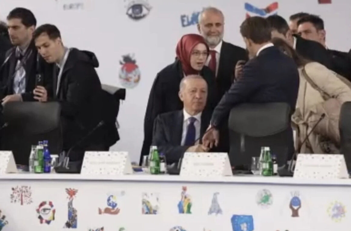 Macron'un üstünlük kurma çabasına