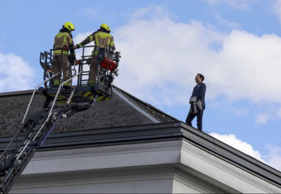 Muhalif milletvekili parlamento çatısına çıkarak intihar girişiminde bulundu! Görenler şaşkına döndü - 1. Resim