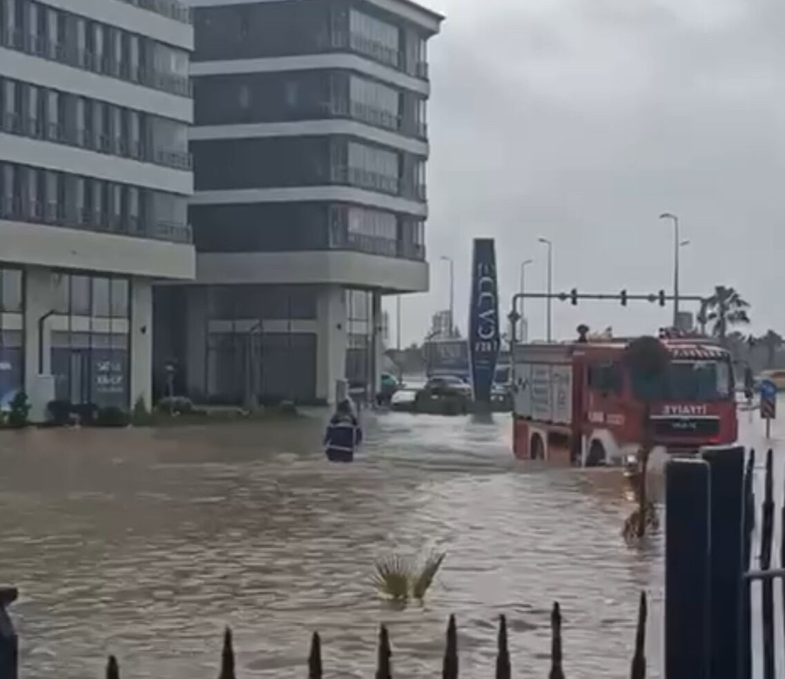 Sağanak yağış sele neden oldu! Vatandaşlar zor anlar yaşadı - 1. Resim
