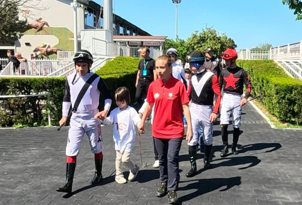 Veliefendi Hipodromu'nda talihsiz kaza: Attan düşen jokey yoğun bakımda Veliefendi Hipodromu'nda talihsiz kaza: Attan düşen jokey yoğun bakımda - 3. Resim
