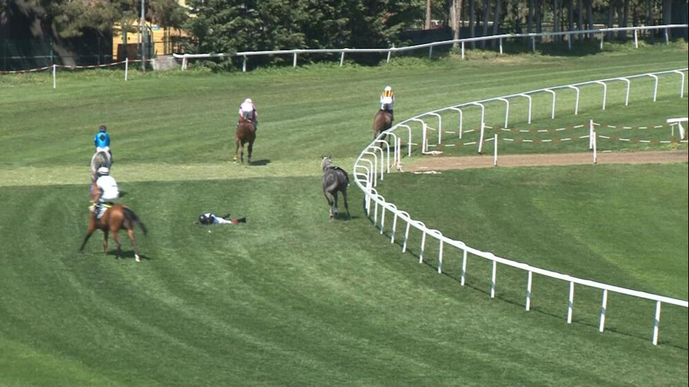 Veliefendi Hipodromu'nda talihsiz kaza: Attan düşen jokey yoğun bakımda Veliefendi Hipodromu'nda talihsiz kaza: Attan düşen jokey yoğun bakımda - 2. Resim